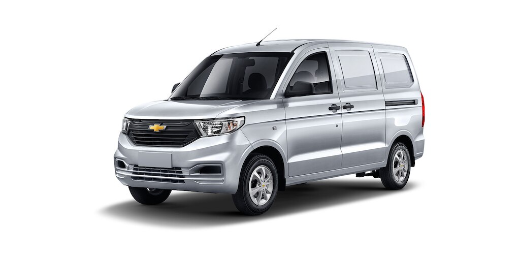 Chevrolet Tornado Van 2023 en color plata metálico