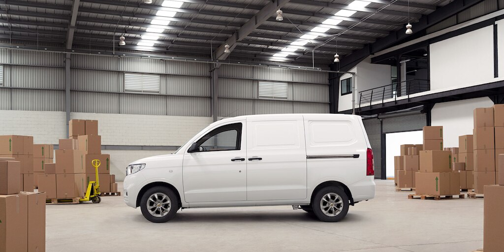 Chevrolet Tornado Van 2023 con motor 4 cilindros 1.5L a gasolina y rendimiento de combustible combinado de 16.3 Km/L