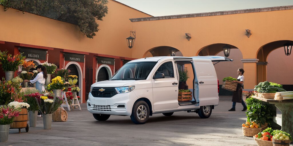 Chevrolet Tornado Van 2023 con gran capacidad de carga y tamaño compacto para cualquier negocio y camino