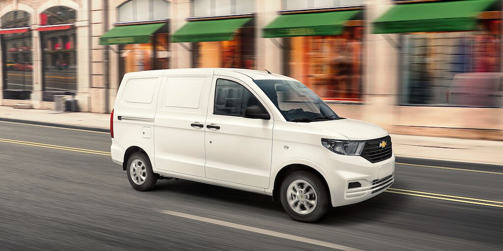 Transporta tu mercancia con la máxima seguridad que te ofrece Chevrolet Tornado Van 2023, con 2 bolsas de aire, cinturones de seguridad de 3 puntos y alarma antirrobo